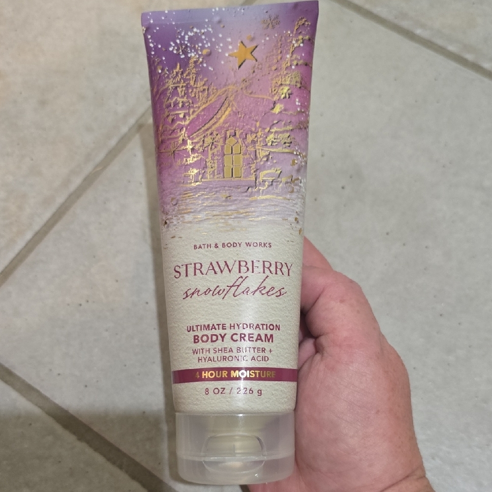 Bath & Body Works Strawberry Snowflakes Hydrating Body Cream